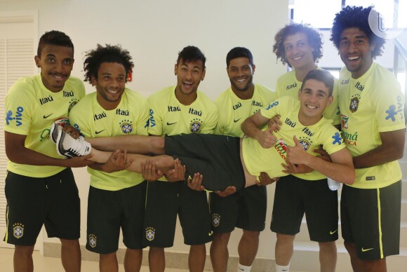 Neymar e colegas de Seleção Brasileira segura Oscar no colo como um bebê