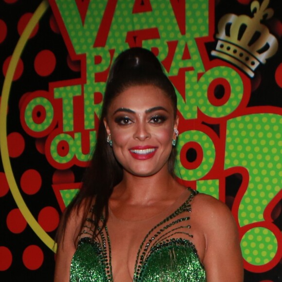 Juliana Paes foi filmada por seu personal trainer malhando membros superiores em uma barra