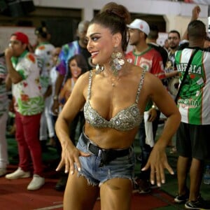 Rainha de bateria da Grande Rio, Juliana Paes marca presença no ensaio da escola de samba em Duque de Caxias, Baixada Fluminense do Rio de Janeiro, na noite desta terça-feira, 30 de janeiro de 2017