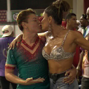 Rainha de bateria da Grande Rio, Juliana Paes marca presença no ensaio da escola de samba em Duque de Caxias, Baixada Fluminense do Rio de Janeiro, na noite desta terça-feira, 30 de janeiro de 2017