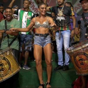 Rainha de bateria da Grande Rio, Juliana Paes marca presença no ensaio da escola de samba em Duque de Caxias, Baixada Fluminense do Rio de Janeiro, na noite desta terça-feira, 30 de janeiro de 2017