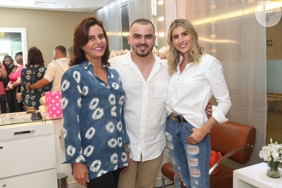 A socialite Narcisa Tamborindeguy e a blogueira Dandynha Barbosa também participaram da inauguração do espaço Lucas Vieira Beauty & Hair no Leblon, Zona Sul do Rio de Janeiro, nesta terça-feira, 30 de janeiro de 2018