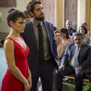 Clara (Bianca Bin) diz a Renato (Rafael Cardoso) que irá levar Nádia (Eliane Giardini) para flagrar Gustavo (Luis Melo) com outra no bordel, na novela 'O Outro Lado do Paraíso'