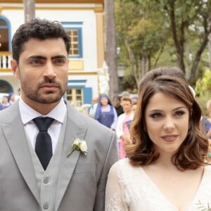 Cecília (Bia Arantes) e Gustavo (Carlo Porto) tiveram um casamento emocionante no colégio Doce Horizonte, na novela 'Carinha de Anjo'