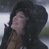 Cecília (Bia Arantes) fica encantada ao sentir a neve pela primeira vez, na novela 'Carinha de Anjo'