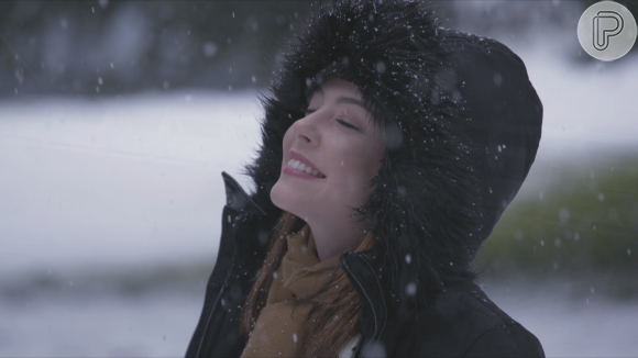 Cecília (Bia Arantes) fica encantada ao sentir a neve pela primeira vez, na novela 'Carinha de Anjo'