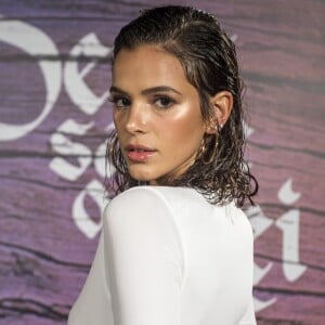 Bruna Marquezine apostou no penteado com efeito molhado para a festa de lançamento da novela 'Deus Salve o Rei', em 14 de dezembro de 2017