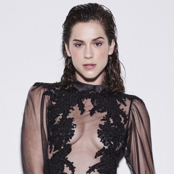 A atriz Sophia Abrahão usou o wet hair para estampar a capa da revista 'TOP Magazine' de janeiro de 2018