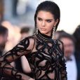  Kendall Jenner optou pelo wet hair para cruzar o tapete vermelho do Festival de Cannes de 2016 