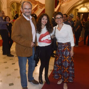 Sandra Annenberg, o marido e a filha, prestigiaram um show em homenagem ao compositor Adoniran Barbosa, no Theatro Municipal de São Paulo