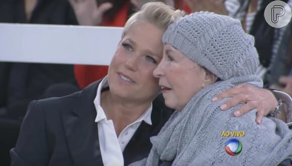 Xuxa Meneghel homenageou a mãe, Alda, com vídeo cantando na piscina