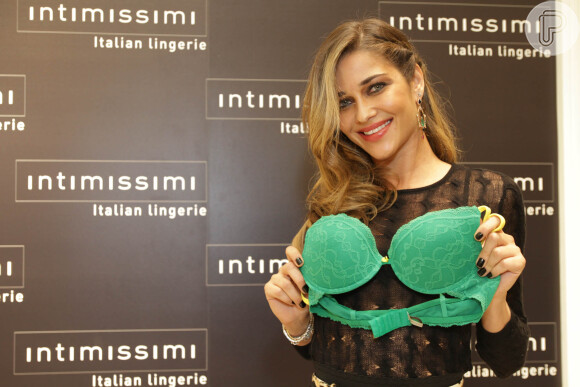 Ana Beatriz Barros faz caras e bocas durante inauguração de loja em São Paulo