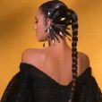 Veja detalhes do look de Bruna Marquezine para o Baile da Vogue 'Divino, Maravilhoso', realizado na noite desta quinta-feira, 1 de fevereiro de 2018
