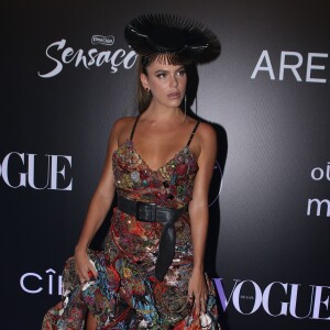 Mariana Goldfarb apostou em sandálias Alexandre Birman no Baile da Vogue