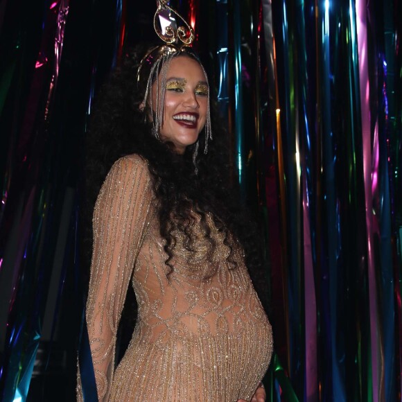 Débora Nascimento foi a primeira musa grávida do Baile da Vogue