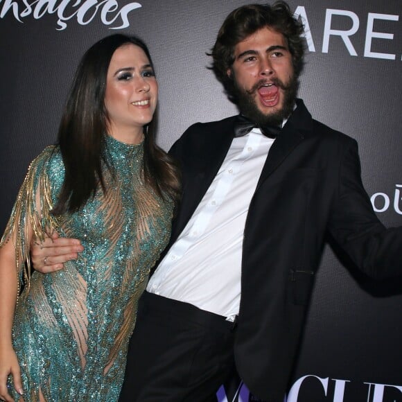 Tatá Werneck e Rafael Vitti se divertiram fazendo caras e bocas ao chegar no baile