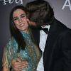 Tatá Werneck ganha beijo do noivo, Rafael Vitti, ao chegar no baile de Carnaval