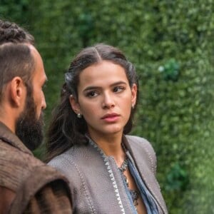 Na novela 'Deus Salve o Rei', Catarina (Bruna Marquezine) ajuda Constantino (José Fidalgo) a fugir da masmorra no capítulo que vai ao ar na quinta-feira, 15 de fevereiro de 2018