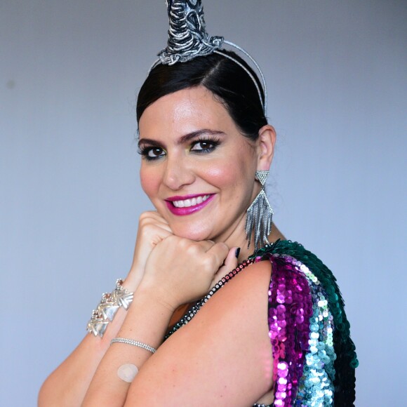 Carol Sampaio caprichou nos acessórios para o Bloco da Favorita, em São Paulo, na tarde deste sábado, 3 de fevereiro de 2017