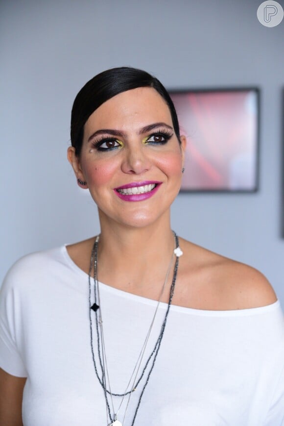 A promoter Carol Sampaio, por sua vez, exibiu uma make colorida com azul e amarelo nos olhos e batom roxo para o Bloco da Favorita, em São Paulo, na tarde deste sábado, 3 de fevereiro de 2017