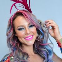 Paolla Oliveira usa maquiagem e cabelo coloridos para o Bloco da Favorita