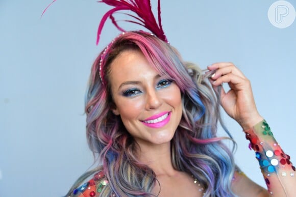 Azul e rosa! Paolla Oliveira investiu em maquiagem e cabelo coloridos para o Bloco da Favorita, em São Paulo, na tarde deste sábado, 3 de fevereiro de 2017