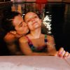 Larissa Manoela e Leo Cidade curtiram juntos um banho de piscina noturno