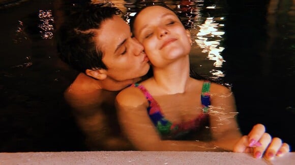 Larissa Manoela ganha beijo do namorado em banho noturno de piscina:'Felicidade'