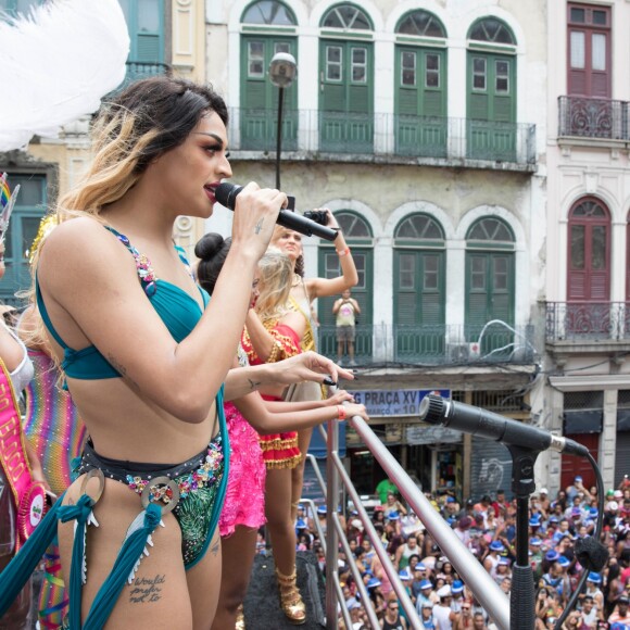 Pabllo Vittar canta para a multidão no Bloco da Preta, no Centro do Rio de Janeiro, na manhã deste domingo, 4 de fevereiro de 2018