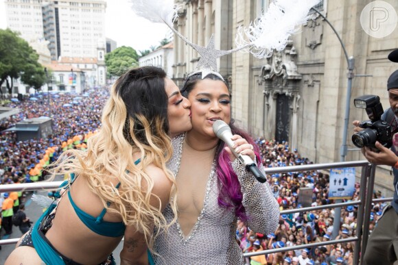Preta Gil ganhou um beijo de Pabllo Vittar do alto do trio elétrico de seu bloco, no Centro do Rio de Janeiro, na manhã deste domingo, 4 de fevereiro de 2018
