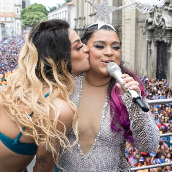 Preta Gil ganhou um beijo de Pabllo Vittar do alto do trio elétrico de seu bloco, no Centro do Rio de Janeiro, na manhã deste domingo, 4 de fevereiro de 2018