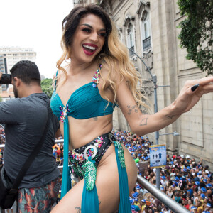 Pabllo Vittar, fantasiada de Britney Spears, animou o público do Rio de Janeiro no Bloco da Preta, na manhã deste domingo, 4 de fevereiro de 2018