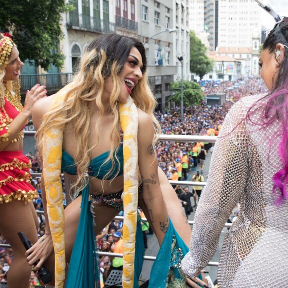 Do alto do trio, Pabllo Vittar mostrou que tem muito rebolado ao participar do Bloco da Preta, no Centro do Rio de Janeiro, na manhã deste domingo, 4 de fevereiro de 2018