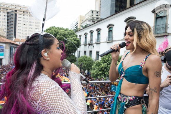 Preta Gil, de cabelo rosa, e Pabllo Vittar, fantasiada de Britney Spears, embalaram o Carnaval no Centro do Rio de Janeiro, na manhã deste domingo, 4 de fevereiro de 2018
