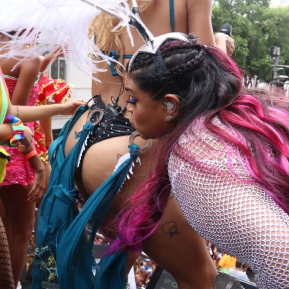 Pabllo Vittar ganhou um quase beijo no bumbum de Preta Gil, comandante do bloco