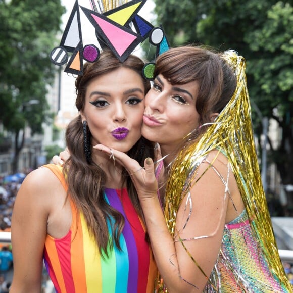 Giovanna Lancellotti e Fernanda Paes Leme apostaram em makes brilhosas para o Bloco da Preta, no Centro do Rio de Janeiro, neste domingo, 4 de fevereiro de 2018