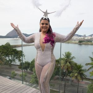 Preta Gil usou um look telado com adereço de estrela e plumas para comandar seu bloco no Centro do Rio de Janeiro, neste domingo, 4 de fevereiro de 2018