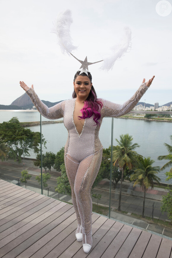 Preta Gil usou um look telado com adereço de estrela e plumas para comandar seu bloco no Centro do Rio de Janeiro, neste domingo, 4 de fevereiro de 2018