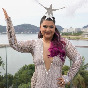 Preta Gil coloriu o cabelo de rosa com o tonalizante Pink Show da Salon Line para o Bloco da Preta, no Centro do Rio de Janeiro, neste domingo, 4 de fevereiro de 2018