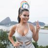 Leticia Lima usou adereço de cabeça de arco-íris por Érick Maia no Bloco da Preta, no Centro do Rio de Janeiro, neste domingo, 4 de fevereiro de 2018