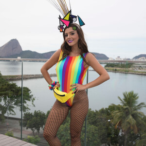 Giovanna Lancellotti investiu em um visual arco-íris para o Bloco da Preta, no Centro do Rio de Janeiro, neste domingo, 4 de fevereiro de 2018