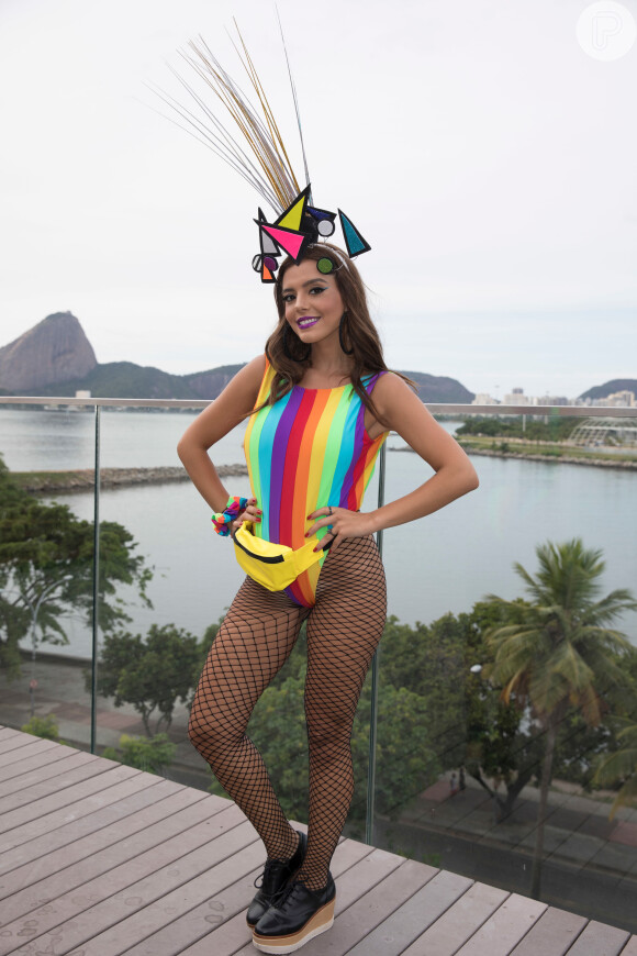 Giovanna Lancellotti investiu em um visual arco-íris para o Bloco da Preta, no Centro do Rio de Janeiro, neste domingo, 4 de fevereiro de 2018
