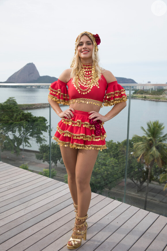 Carolina Dieckmann se fantasiou de cigana para o Bloco da Preta, no Centro do Rio de Janeiro, neste domingo, 4 de fevereiro de 2018