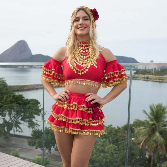 Carolina Dieckmann se fantasiou de cigana para o Bloco da Preta, no Centro do Rio de Janeiro, neste domingo, 4 de fevereiro de 2018