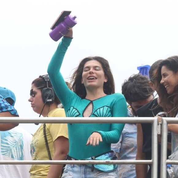 Mariana Goldfarb pegou um body de sereia emprestado com amiga para participar do Bloco da Preta, no Centro do Rio de Janeiro, neste domingo, 4 de fevereiro de 2018