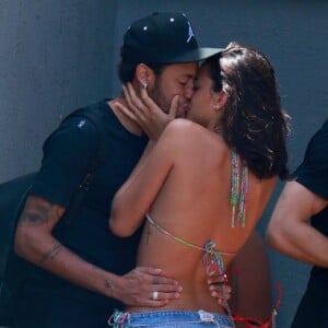 Bruna Marquezine e Neymar dançaram coladinhos na festa do jogador