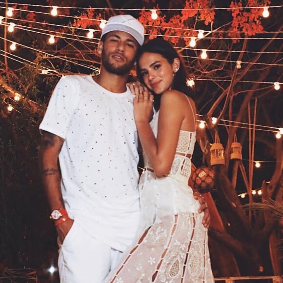 Bruna Marquezine foi recebida em Paris com flores por Neymar