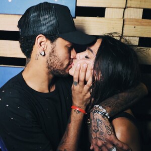 Bruna Marquezine e Neymar foram filmados por alguns convidados trocando beijos bem calientes