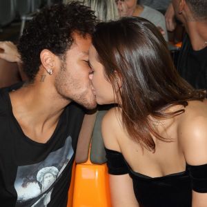 Bruna Marquezine e Neymar trocaram beijos apaixonados na festa de aniversário do jogador, neste domingo, 4 de fevereiro de 2018, em Paris