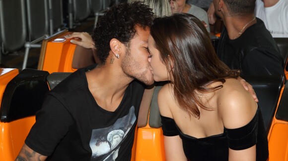 Bruna Marquezine beija Neymar em festa e ele declara: 'Melhor presente da vida'